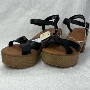 Universal threads, black platform, sandals, chunky heel